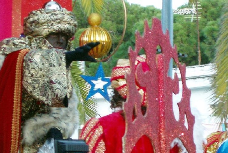 Trzej Królowie w ozdobnych strojach, jeden z nich gestykuluje, podczas parady z okazji Święta Trzech Króli.