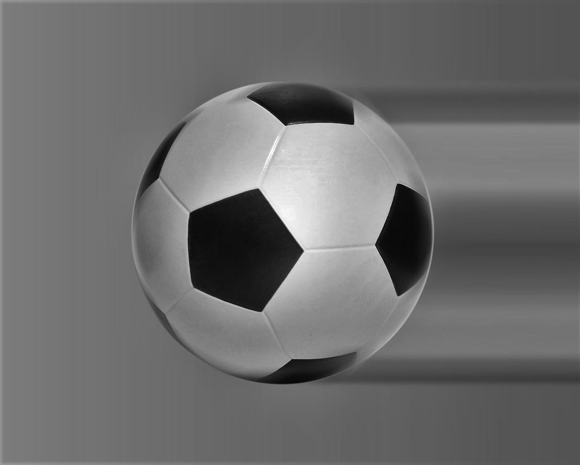 Czarno-biała piłka nożna w ruchu