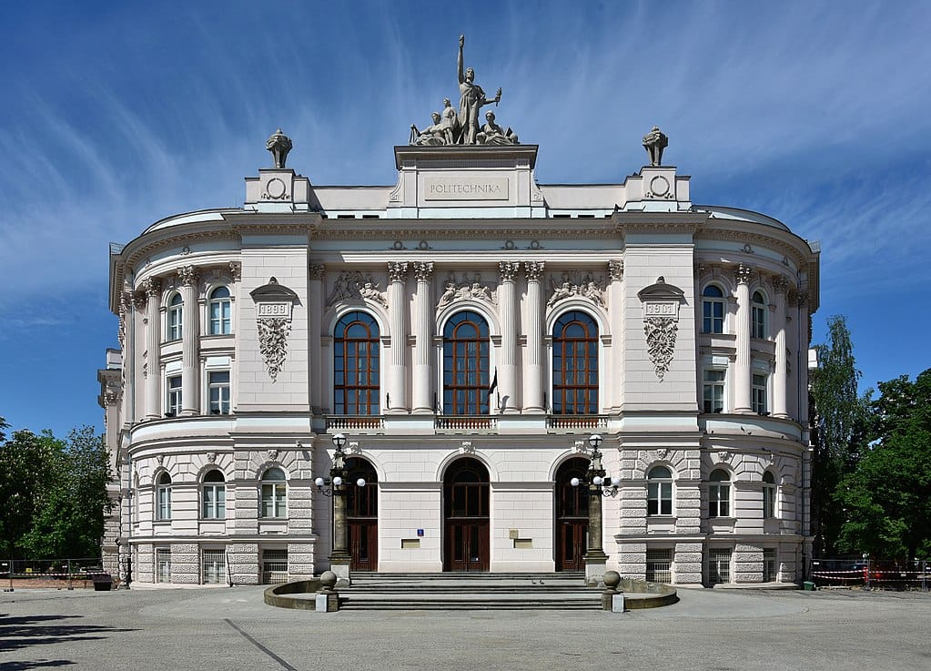 Wspaniała fasada głównego gmachu Politechniki Warszawskiej, prezentująca architekturę klasycystyczną i rok 1899.