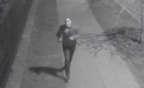 Mężczyzna w ciemnym garniturze biegnący nocą