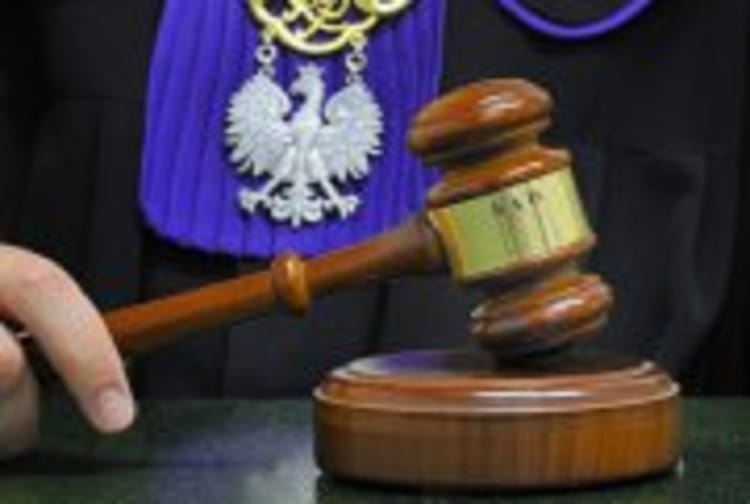 Młotek sędziowski i godło polskiego orła na szacie