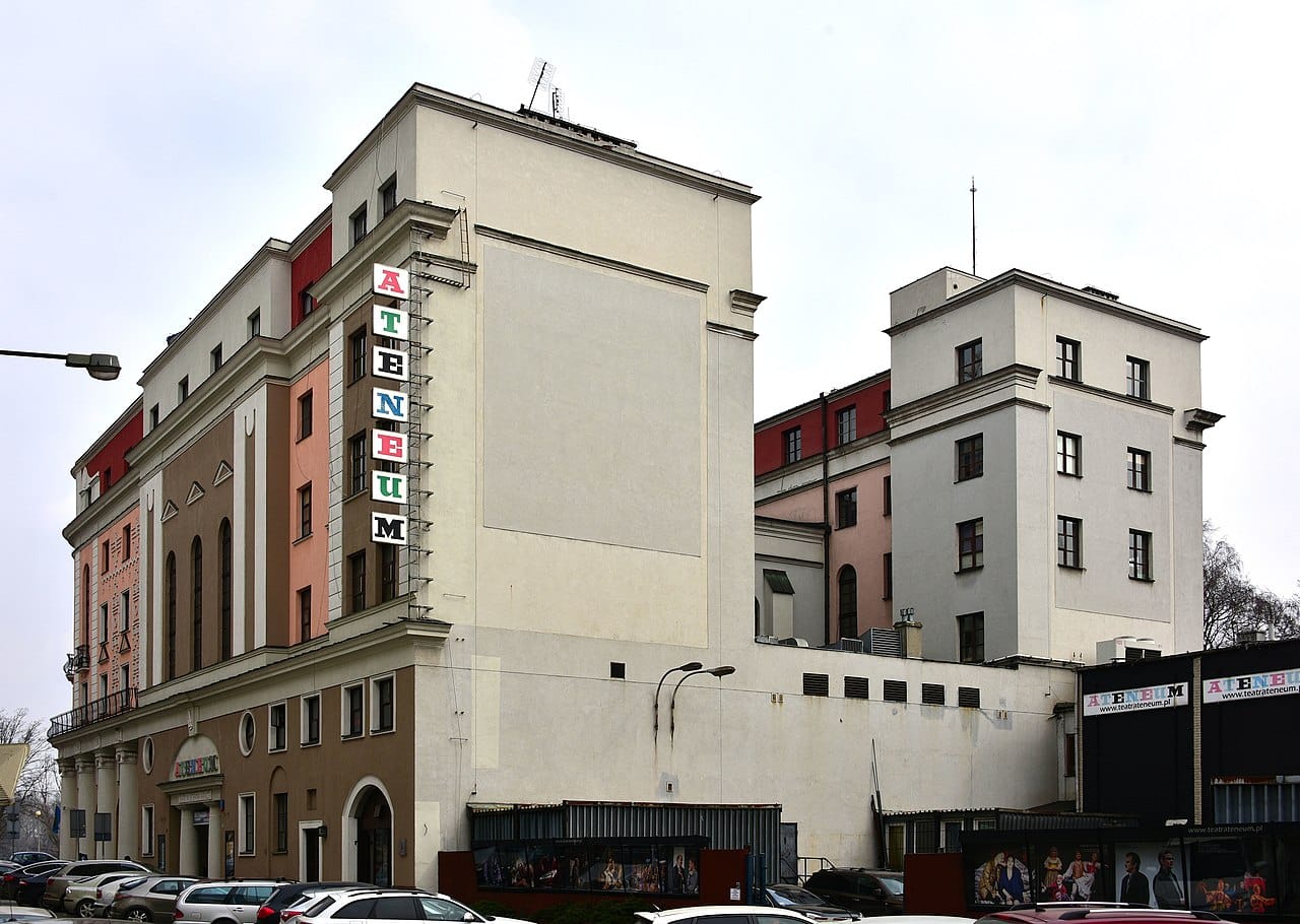 Teatr Ateneum w Warszawie, Polska. Widok zewnętrzny pokazujący fasadę budynku i oznakowanie.