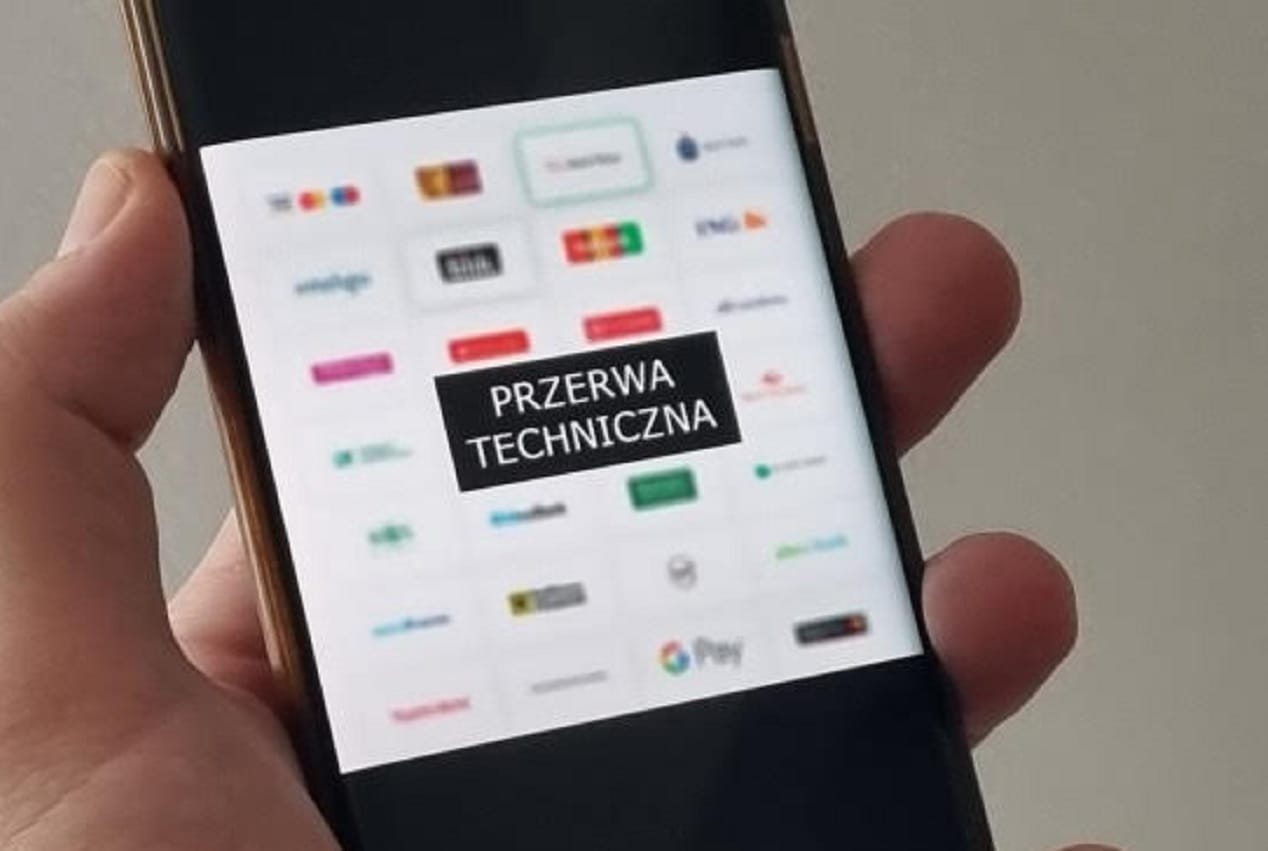Smartfon wyświetlający komunikat „Przerwa Techniczna”.