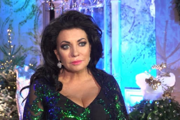 Kobieta w zielonej sukience z cekinami