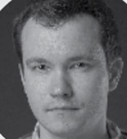 Zdjęcie młodego mężczyzny z krótkimi brązowymi włosami.