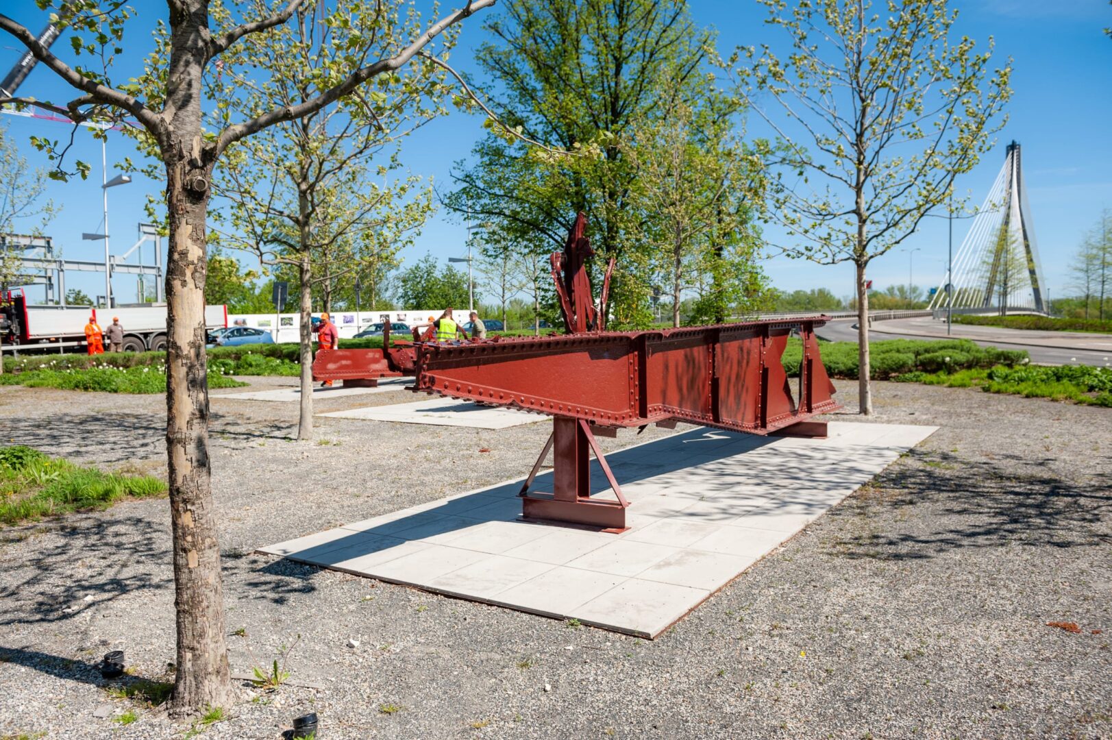 Uszkodzona część belki mostu eksponowana jako pamiątka.