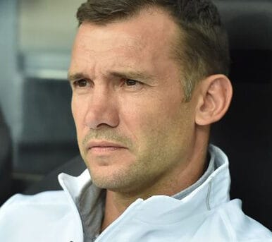 Portret mężczyzny o poważnym wyglądzie, z bliska.