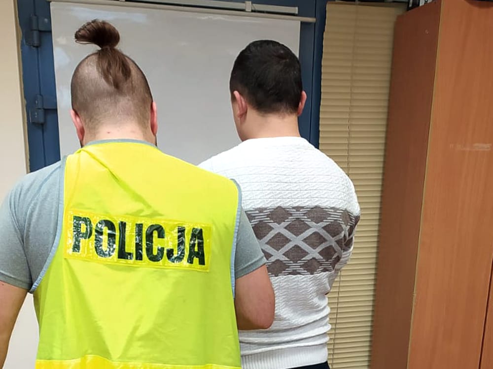 Policjant z podejrzanym, POLICJA na kamizelce