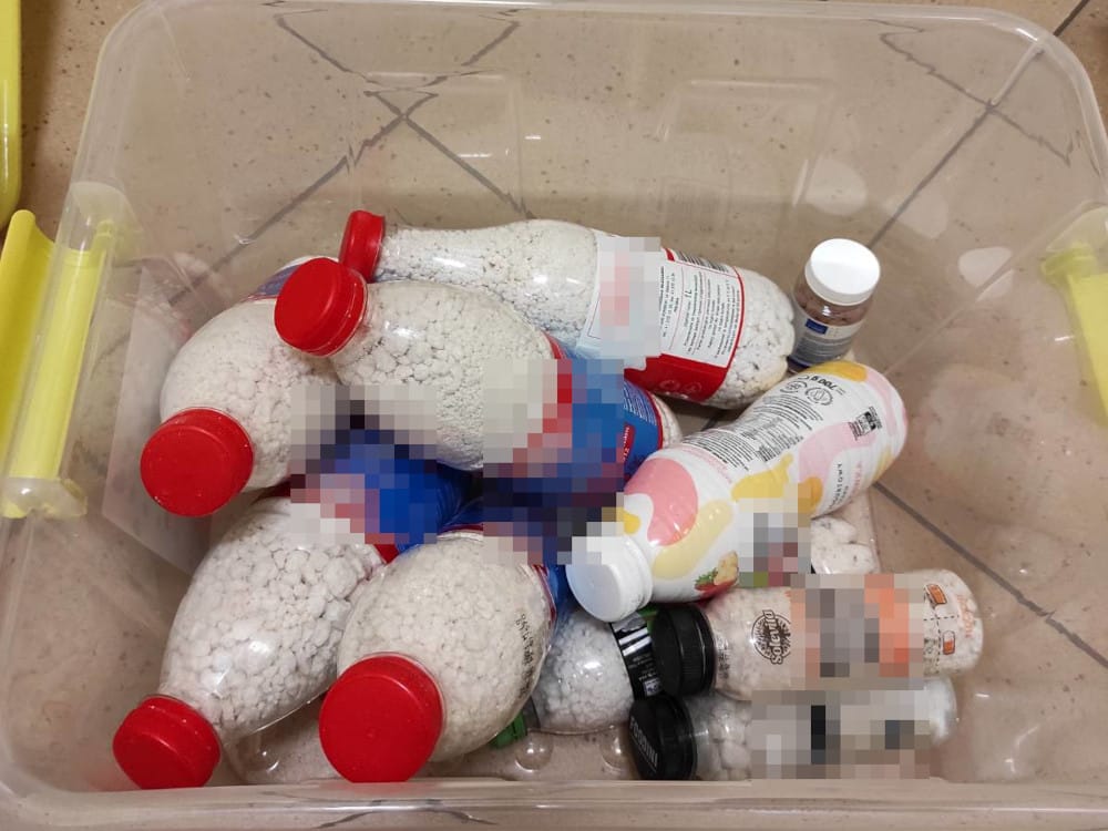 Plastikowy pojemnik wypełniony różnymi butelkami i słoikami z białym proszkiem