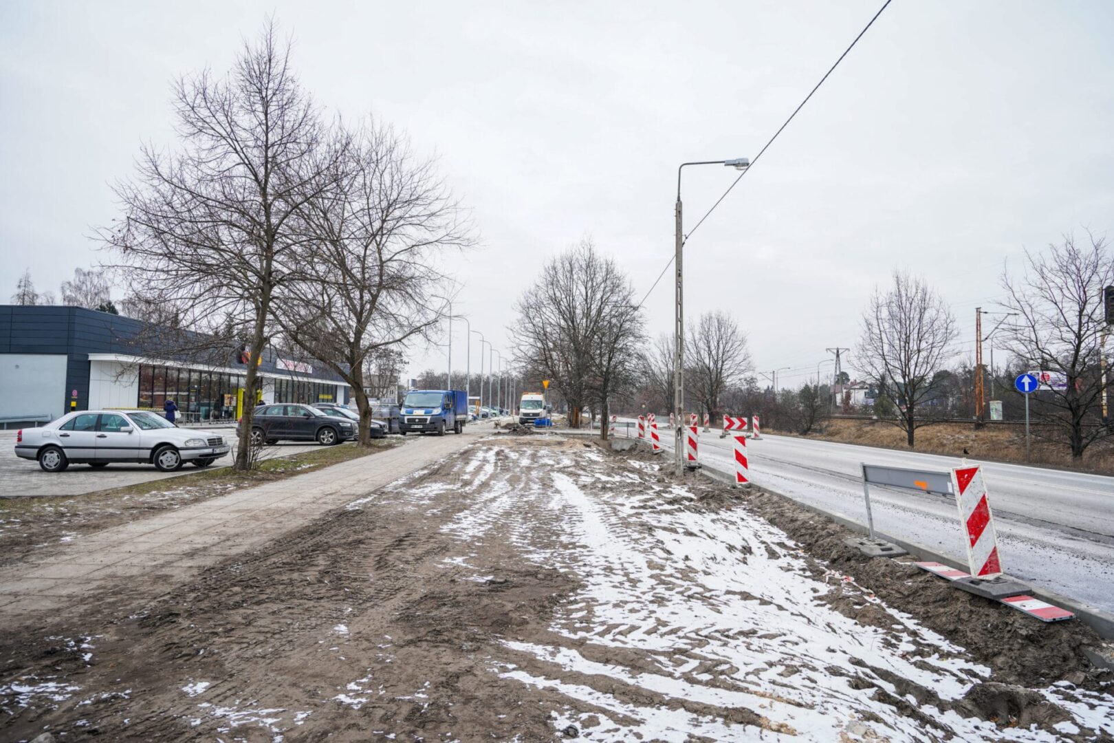 Budowa drogi w pobliżu sklepu, warunki śnieżne.