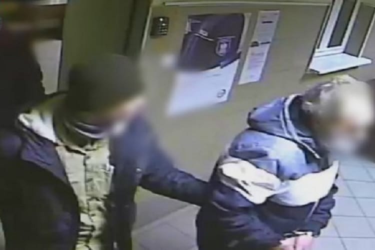 Dwóch podejrzanych w areszcie, ich twarze zostały zamazane w celu zachowania prywatności.