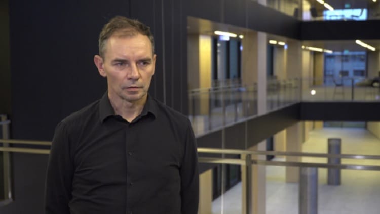 Mężczyzna w czarnej koszuli, poważny wyraz twarzy