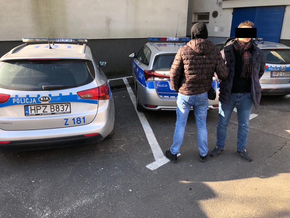 Dwóch mężczyzn zatrzymanych przez polskich policjantów. Widoczne tablice rejestracyjne HPZ B837 i HPZ C088.