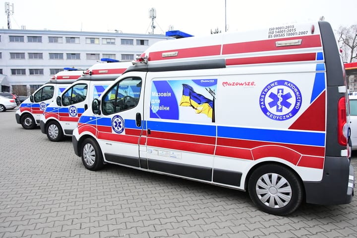 Cztery polskie ambulanse z napisem „Mazovia dla Ukrainy” i logo medycznym.