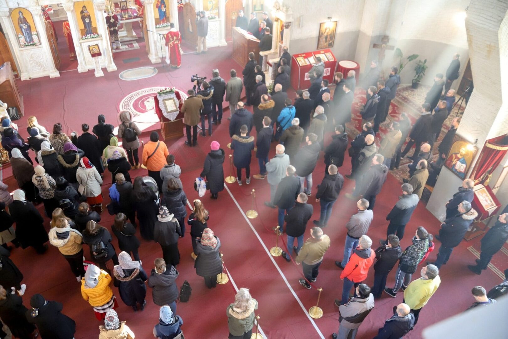 Duży tłum ludzi uczestniczący w nabożeństwie religijnym w kościele.