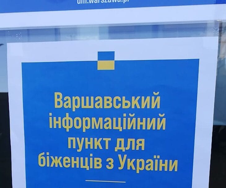 Znak po ukraińsku i polsku: Warszawski punkt informacyjny dla ukraińskich uchodźców