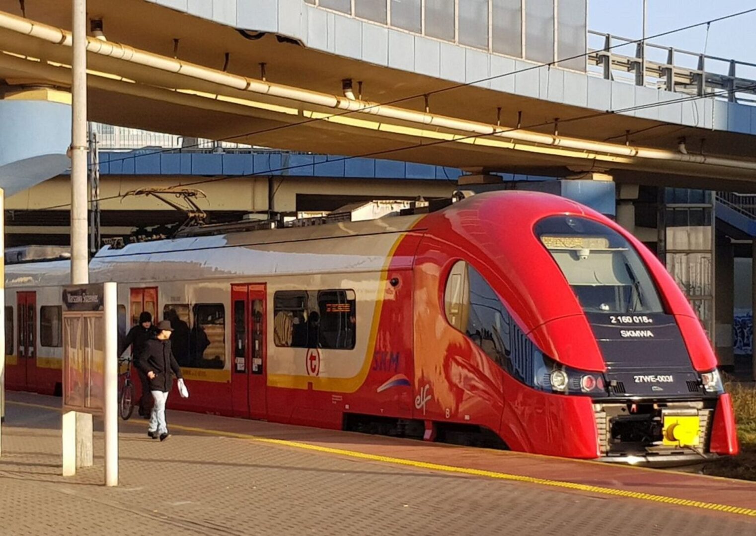 Czerwono-biały pociąg SKM na peronie stacji