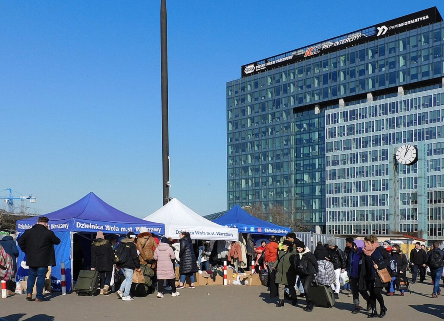 Uchodźcy otrzymują pomoc w punkcie donacji w Warszawie.