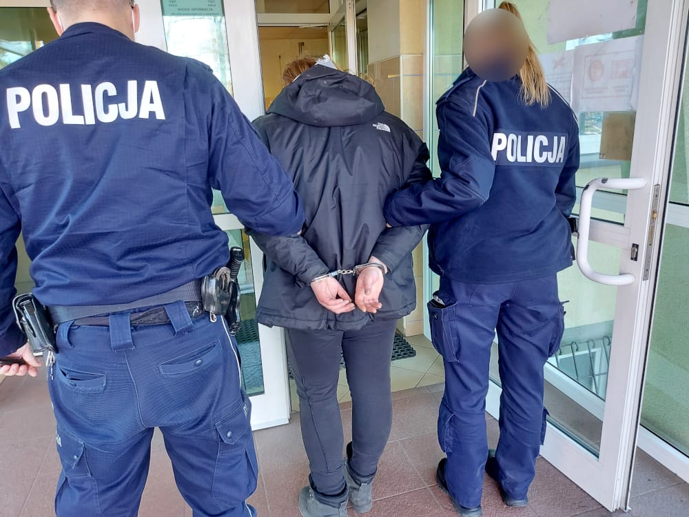 Policjanci aresztują kobietę w kajdankach. POLICJA