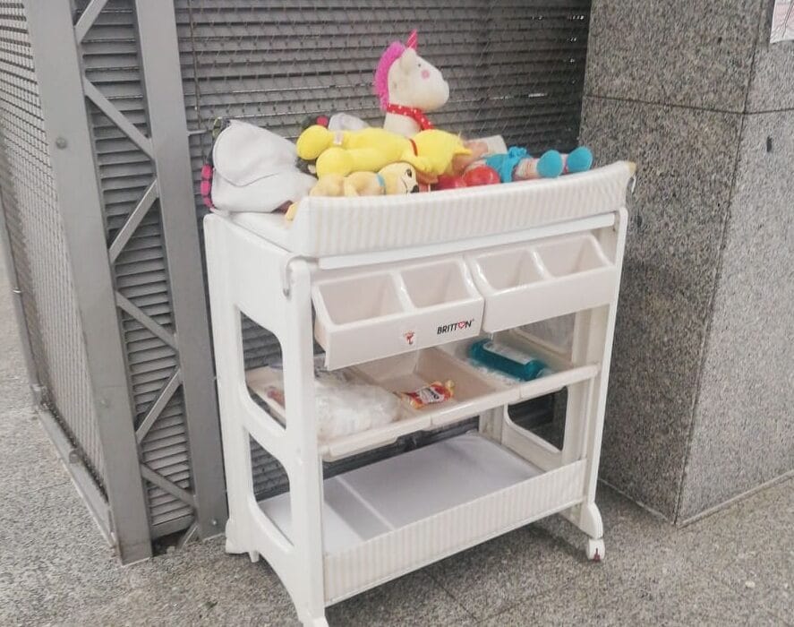 Opuszczony przewijak dla niemowląt z zabawkami