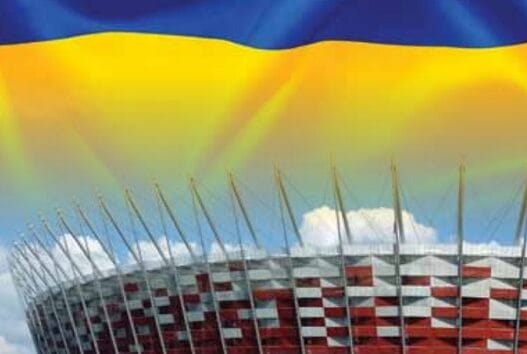 Flaga Ukrainy powiewa na Stadionie Narodowym w Warszawie, Polska