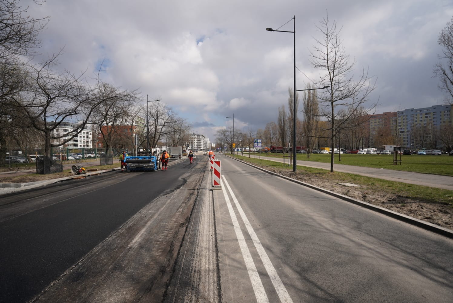 Ekipa drogowa brukująca ulicę miejską