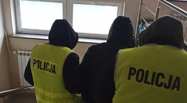 Trzech polskich policjantów w żółtych kamizelkach, wyraźnie widoczny napis „POLICJA”.