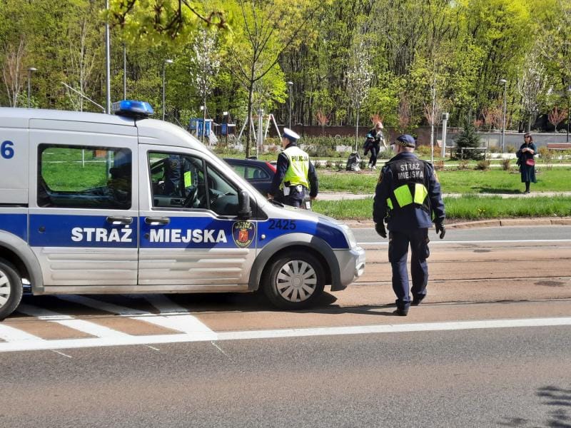 Funkcjonariusze Straży Miejskiej na miejscu zdarzenia. Pojazd nr 2425.
