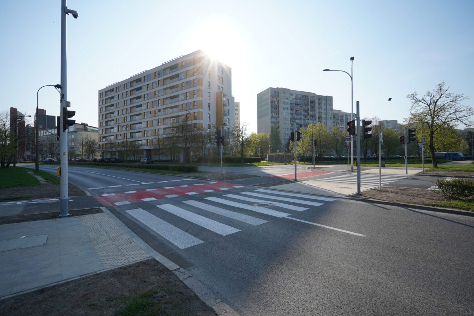 Nowoczesne budynki mieszkalne i przejście dla pieszych na skrzyżowaniu w mieście.