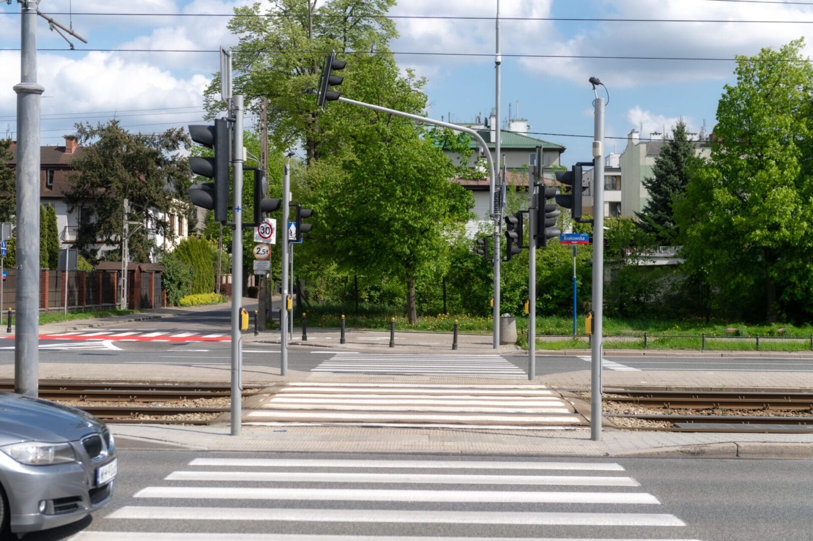 Przejście dla pieszych z sygnalizacją świetlną i torami tramwajowymi