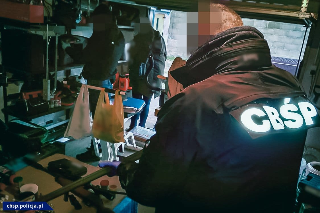 Policjanci badający miejsce zbrodni, widoczne logo CBSP.