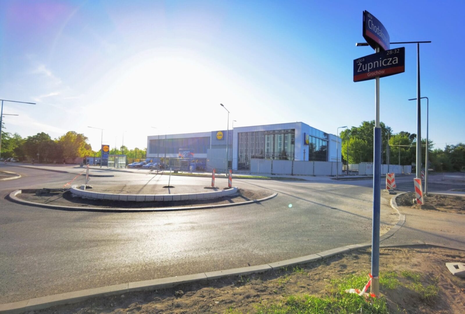 Nowo wybudowany supermarket Lidl u zbiegu ulic Chodakowskiej i Żupniczej na Grochowie w Warszawie.