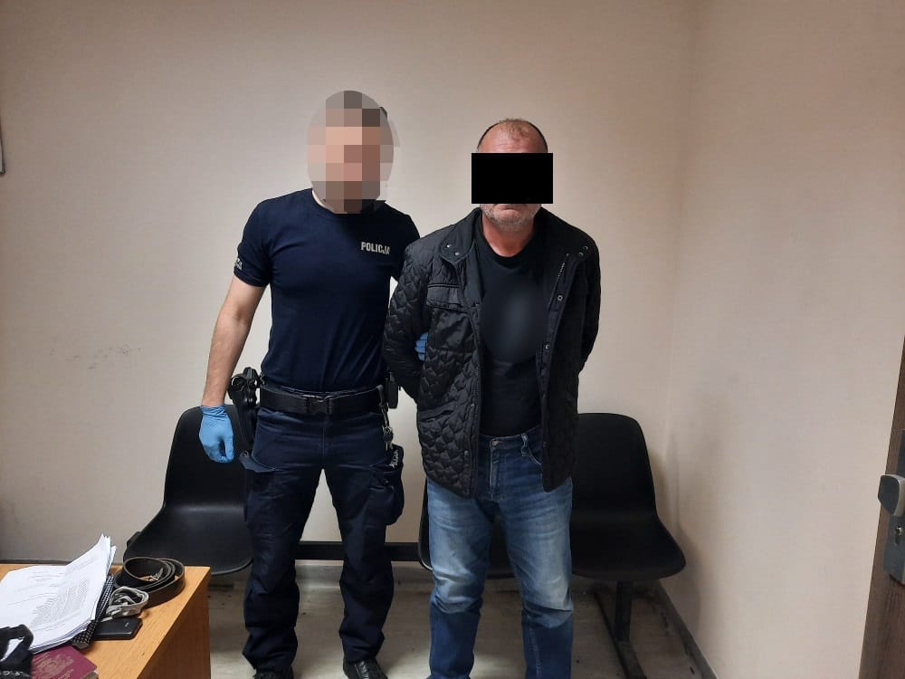 Policjant aresztujący podejrzanego na posterunku policji