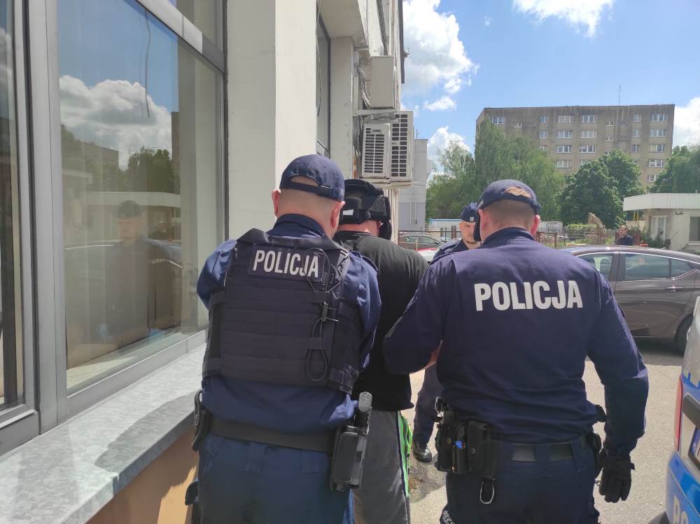 Polscy policjanci zatrzymali podejrzanego przed budynkiem.
