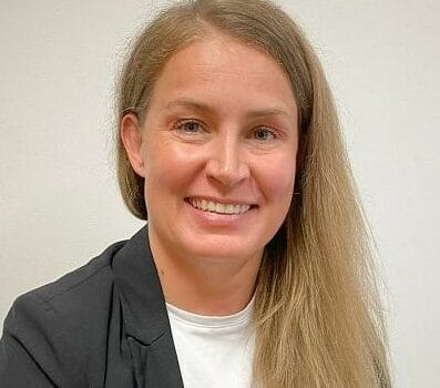 Zdjęcie blondynki w czarnym blezerze