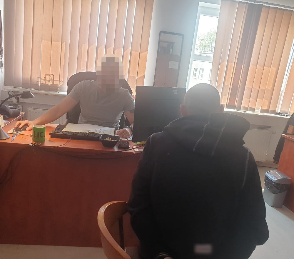 Wywiad z policją: podejrzany i funkcjonariusz przy biurku