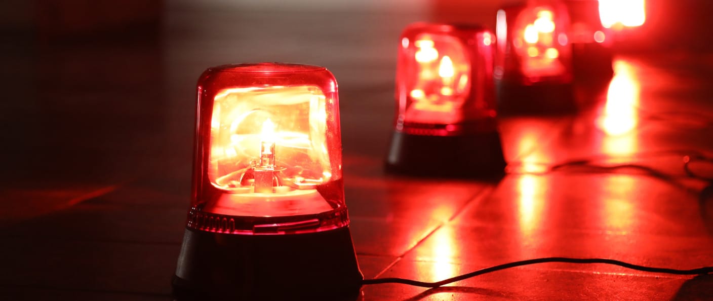 Rząd migających czerwonych świateł awaryjnych