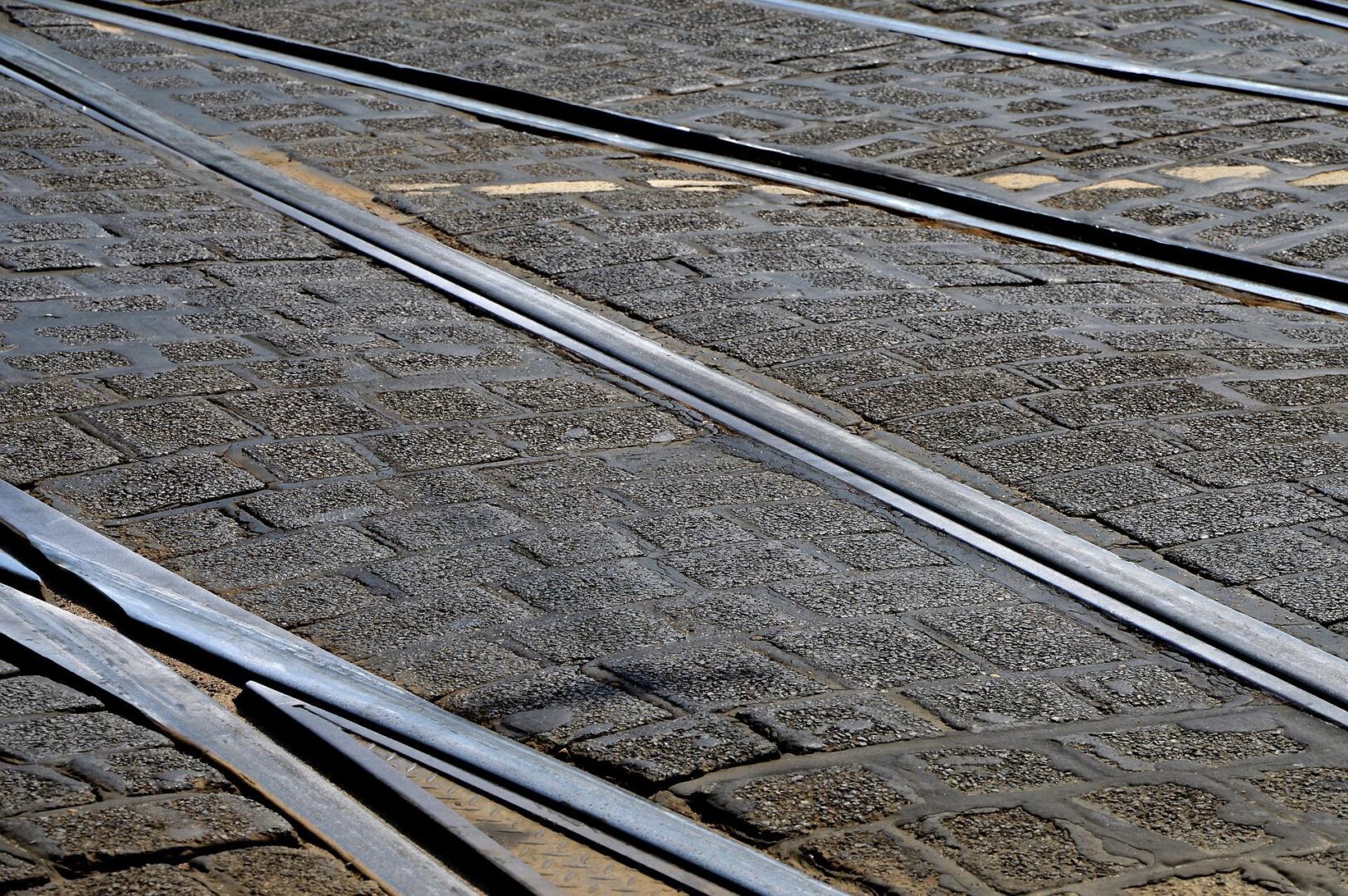 Tory tramwajowe osadzone w brukowanej ulicy