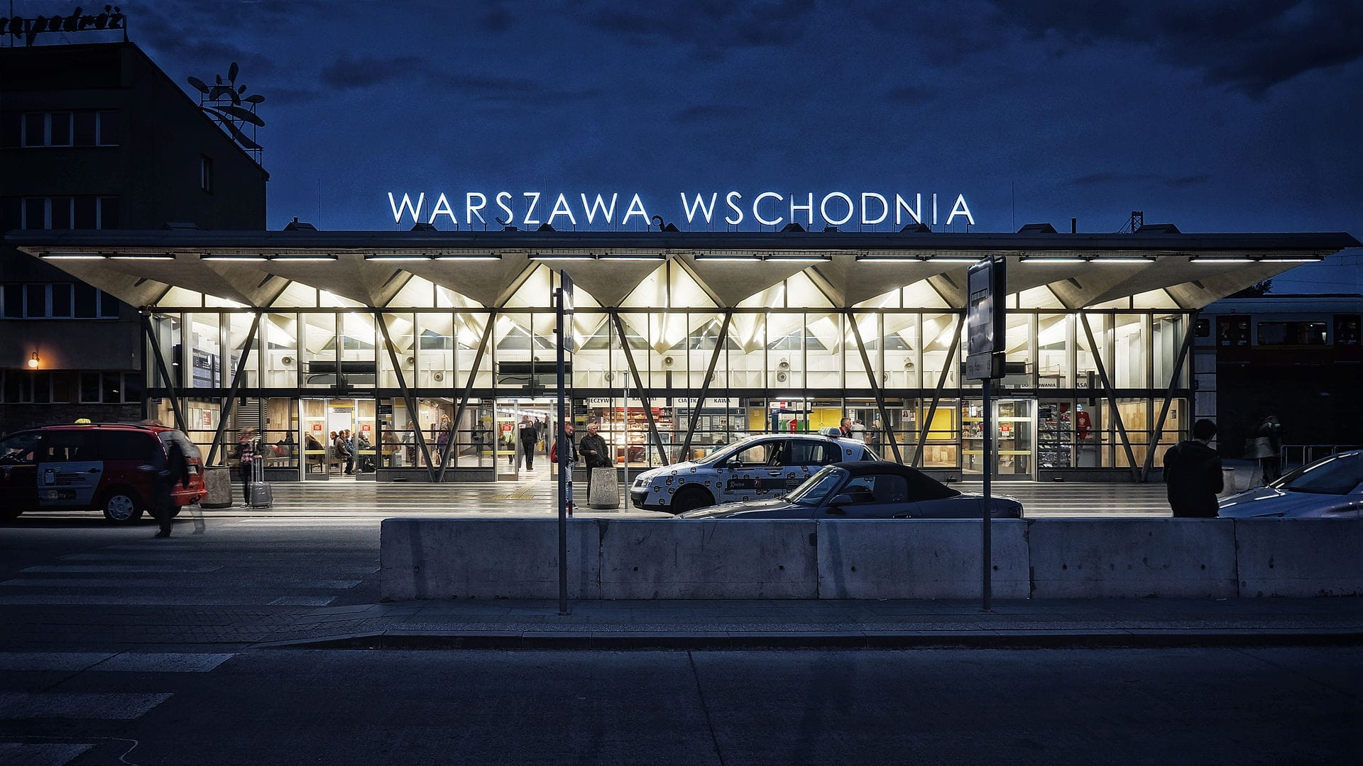 Dworzec Warszawa Wschodnia nocą, wejście oświetlone