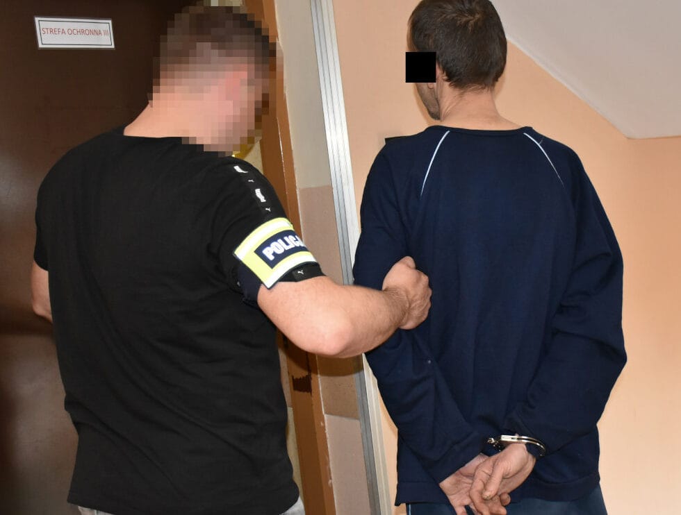 Policjant aresztujący podejrzanego w kajdankach