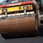 Walec drogowy Dynapac zagęszczający asfalt podczas budowy drogi.