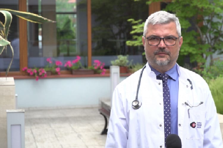 Lekarz w białym fartuchu ze stetoskopem udzielający porad medycznych.