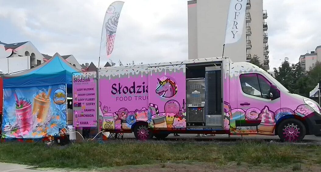 Różowy food truck „Słodziak Food Truck”, sprzedający lody, desery i kawę.