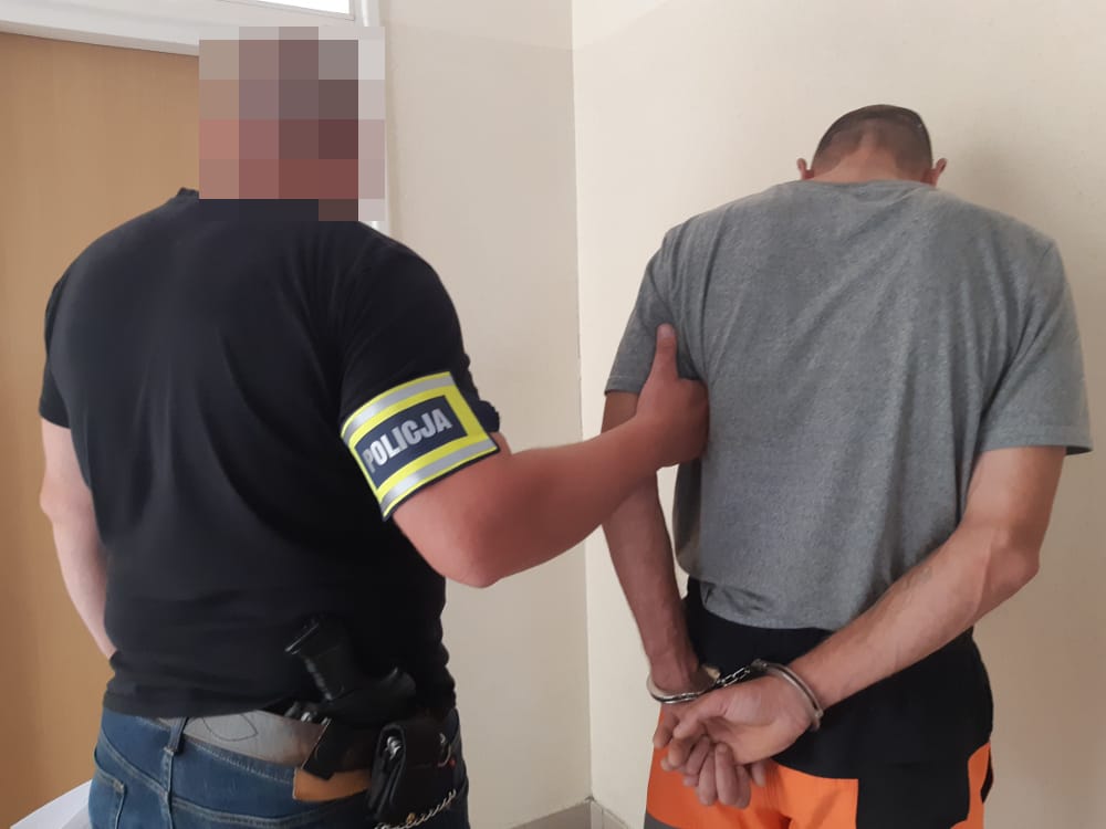 Policjant aresztujący podejrzanego w kajdankach. POLICJA (Policja Polska)