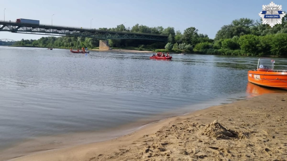 Łodzie ratownicze na rzece w pobliżu mostu.