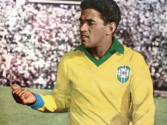 Brazylijski piłkarz Didi w koszulce swojej drużyny narodowej