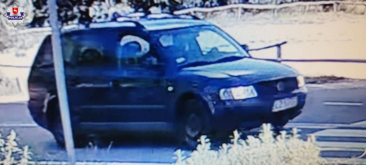 Ciemnoniebieski kombi Volkswagen Passat, prawdopodobnie biorący udział w przestępstwie, uchwycony przez kamery monitoringu.