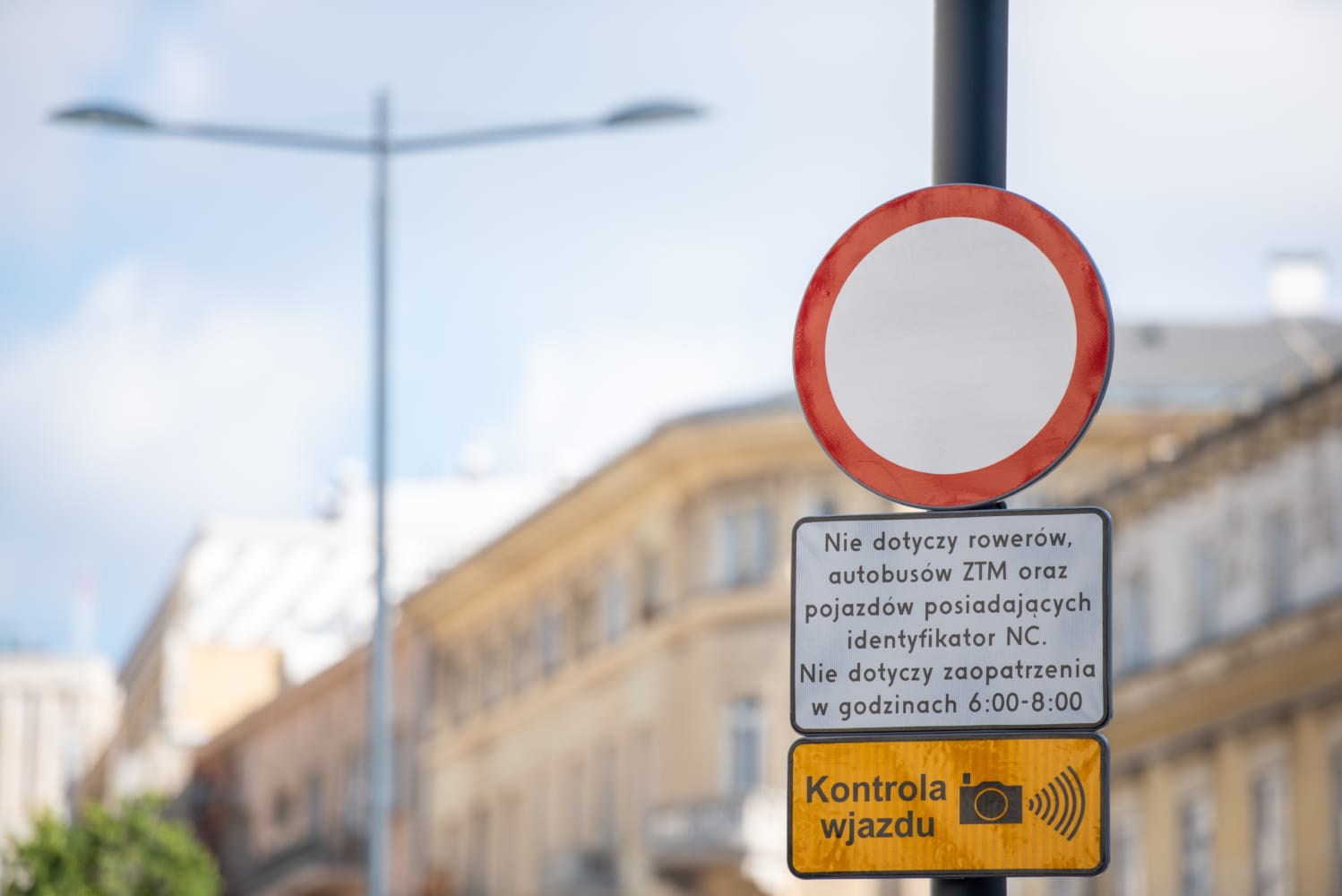 Znak drogowy w Warszawie: Zakaz wjazdu, z wyjątkiem rowerów, autobusów ZTM i pojazdów z Karoliny Północnej (z wyjątkiem godzin 6–8 rano).