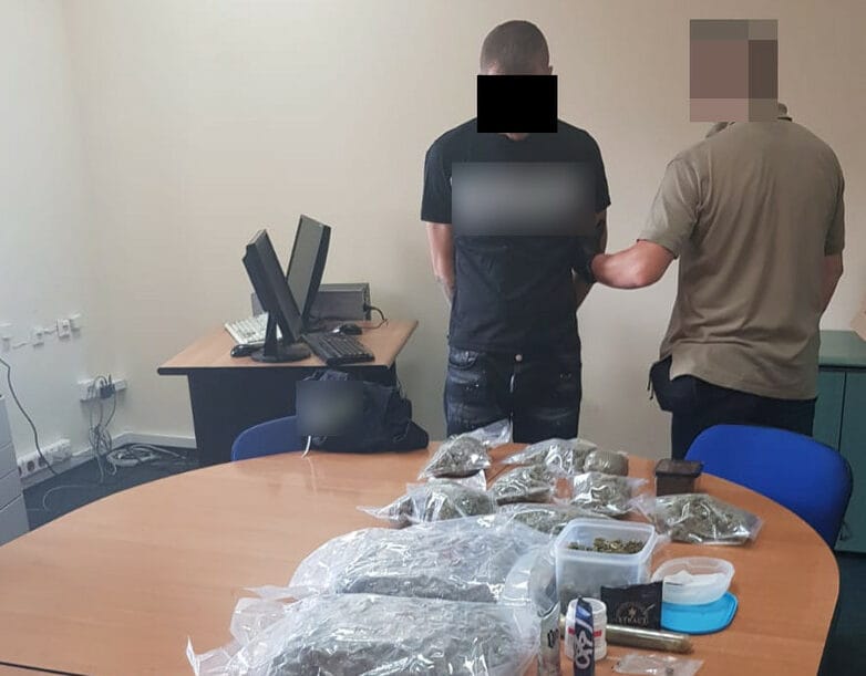 Policjant aresztujący podejrzanego posiadającego dużą ilość marihuany.