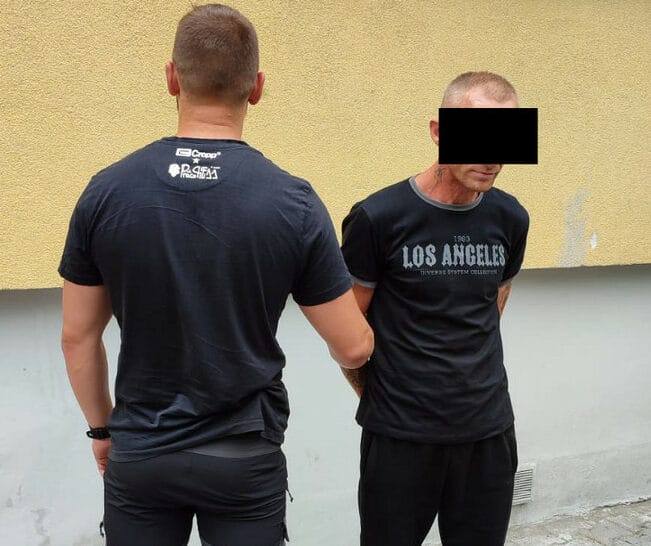 Policjant aresztujący podejrzanego, koszulka z Los Angeles